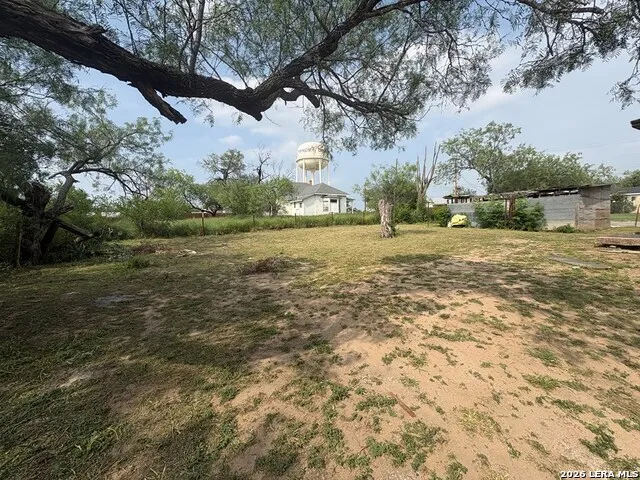 300 N 10th Carrizo Springs, TX 78834