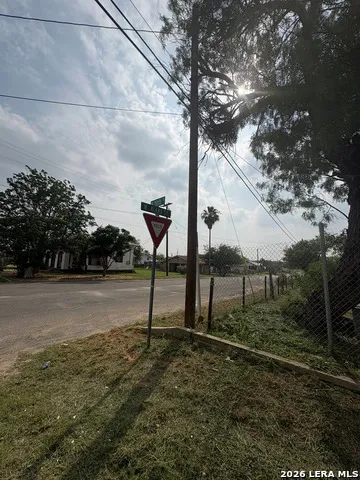 300 N 10th Carrizo Springs, TX 78834