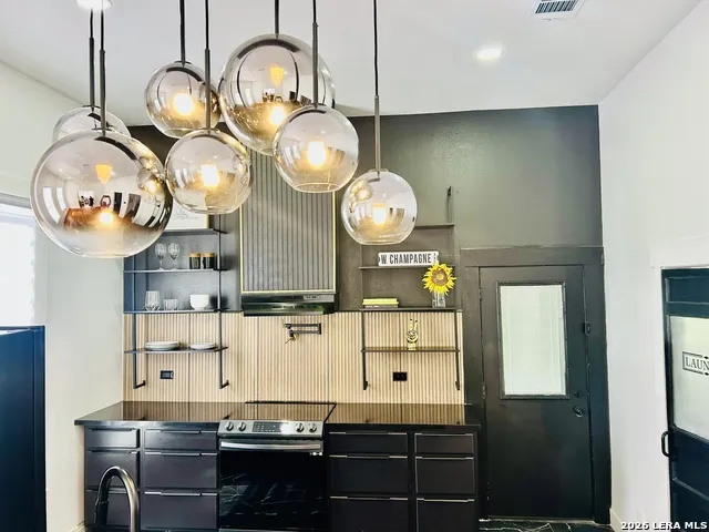 825 BURLESON San Antonio, TX 78202