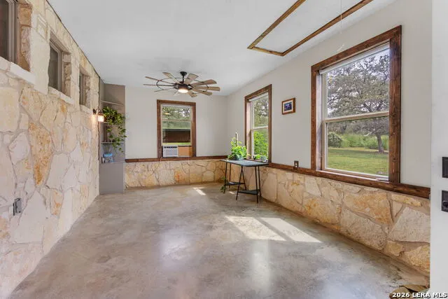208 Oak Bend Dr La Vernia, TX 78121