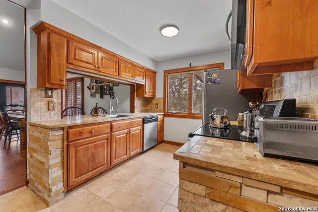 208 Oak Bend Dr La Vernia, TX 78121