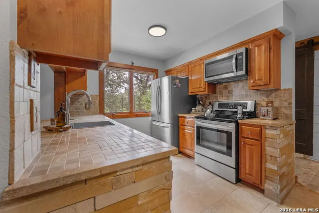 208 Oak Bend Dr La Vernia, TX 78121