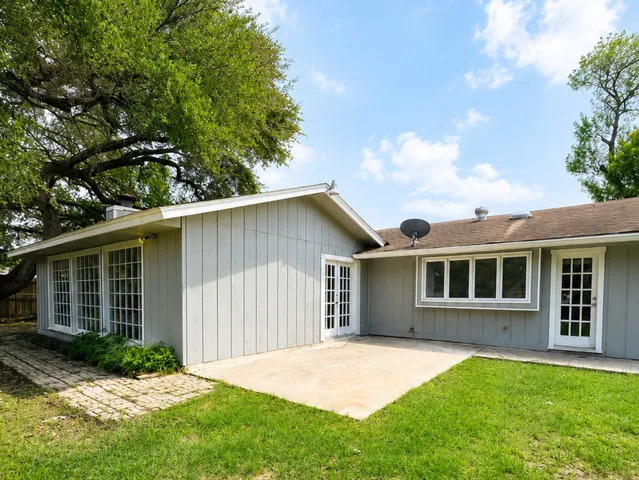 6235 FLINT ROCK DR San Antonio, TX 78238