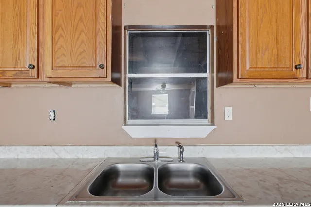 606 Viewpoint Dr Poteet, TX 78065