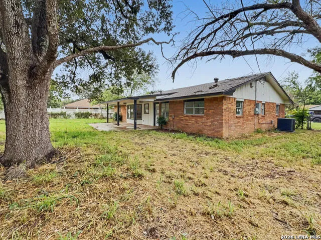 1217 E COMAL ST Pearsall, TX 78061