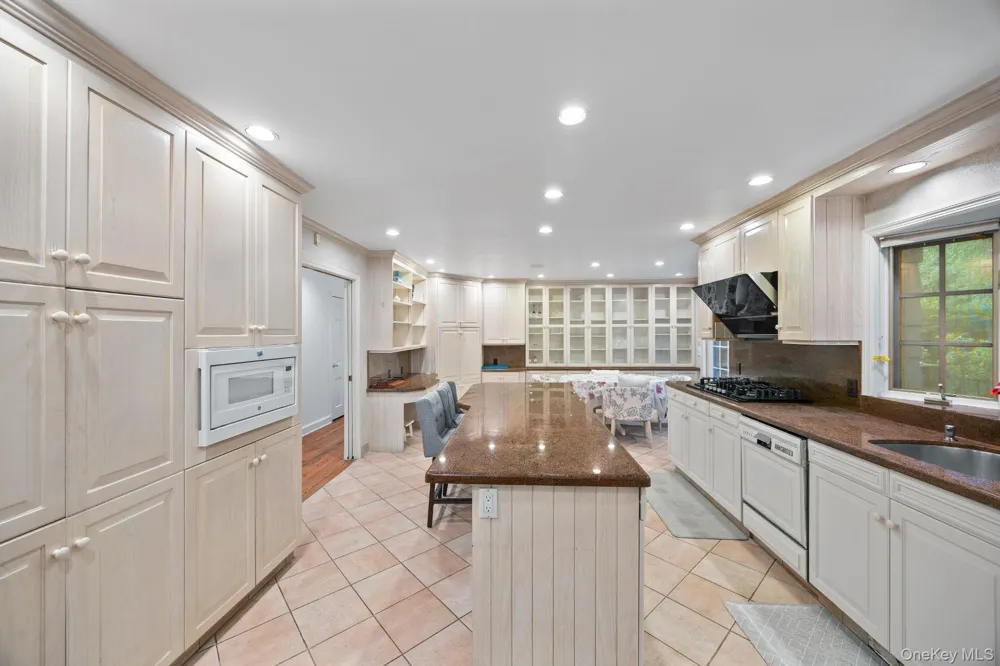 98 Brookby Road Scarsdale, NY 10583