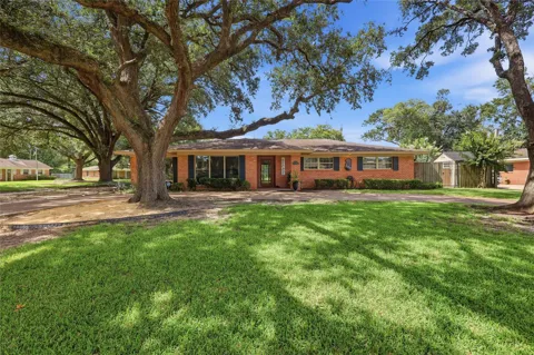 3890 Kenwood Drive