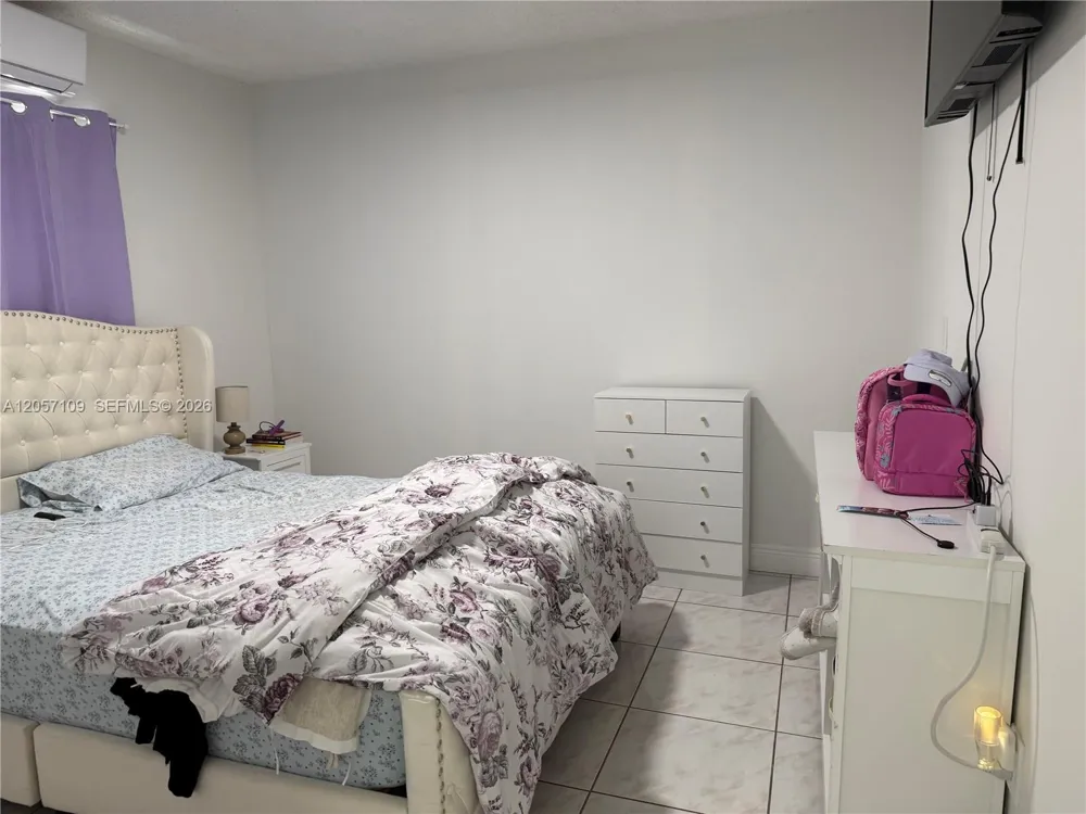 10571 SW 27th St Miami, FL 33165
