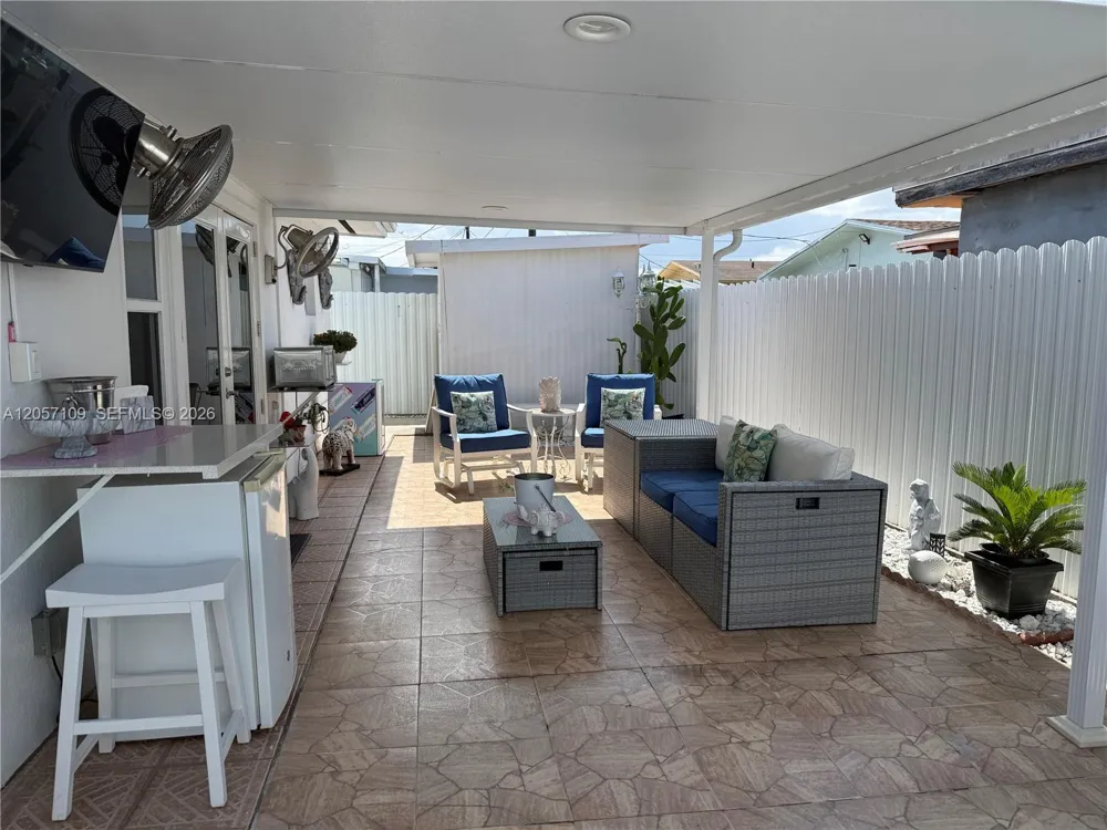 10571 SW 27th St Miami, FL 33165
