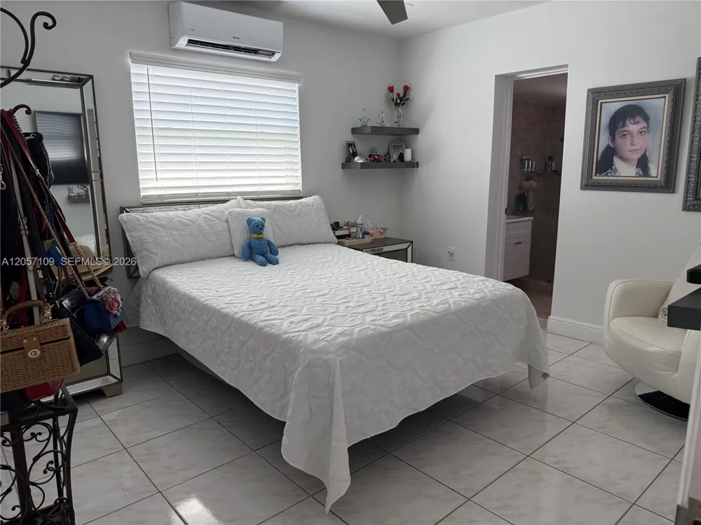 10571 SW 27th St Miami, FL 33165