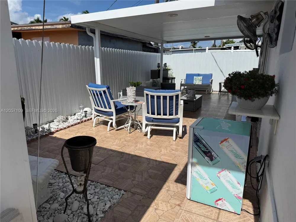 10571 SW 27th St Miami, FL 33165