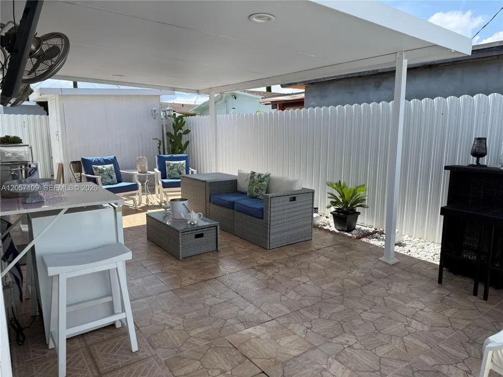 10571 SW 27th St Miami, FL 33165