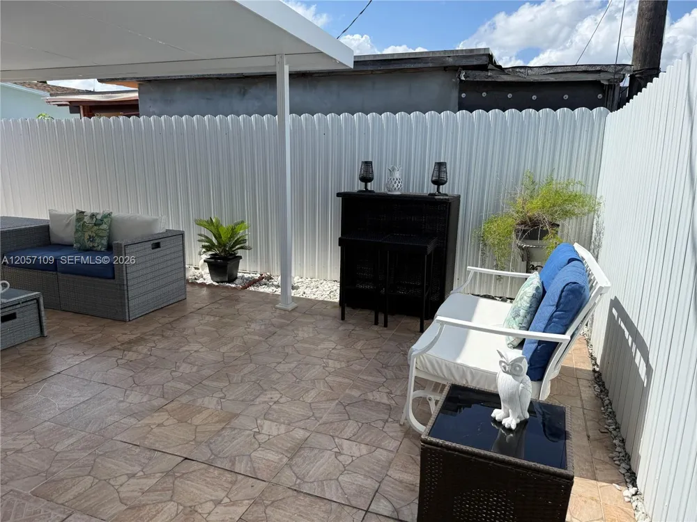 10571 SW 27th St Miami, FL 33165