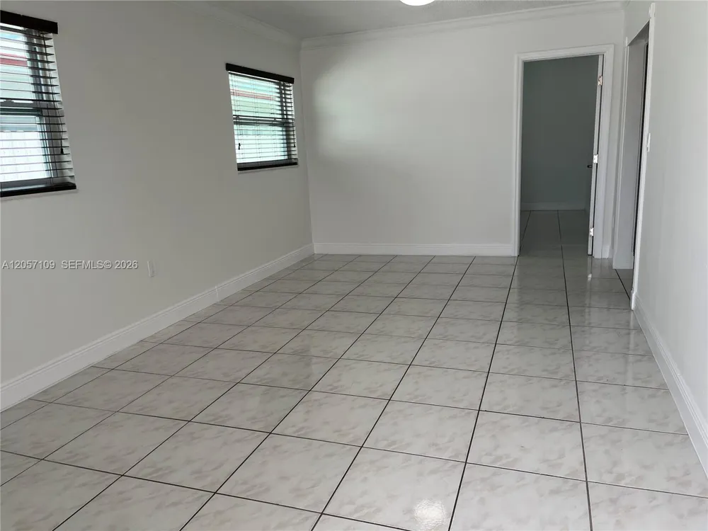 10571 SW 27th St Miami, FL 33165