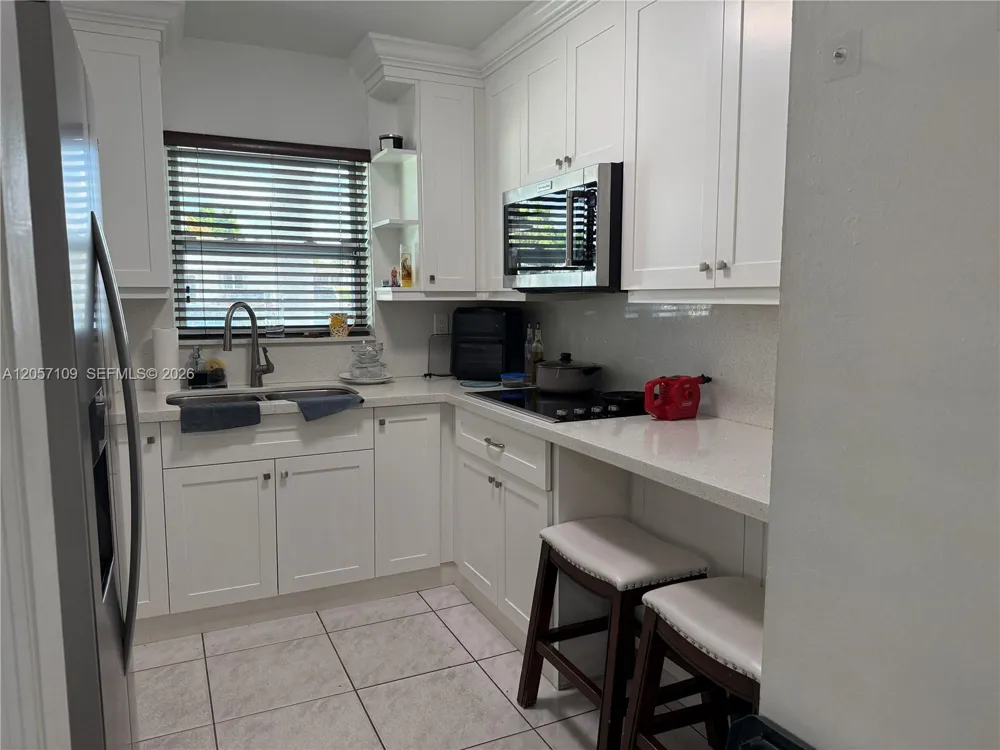 10571 SW 27th St Miami, FL 33165