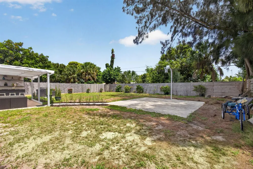 140 W 31st Court Riviera Beach, FL 33404