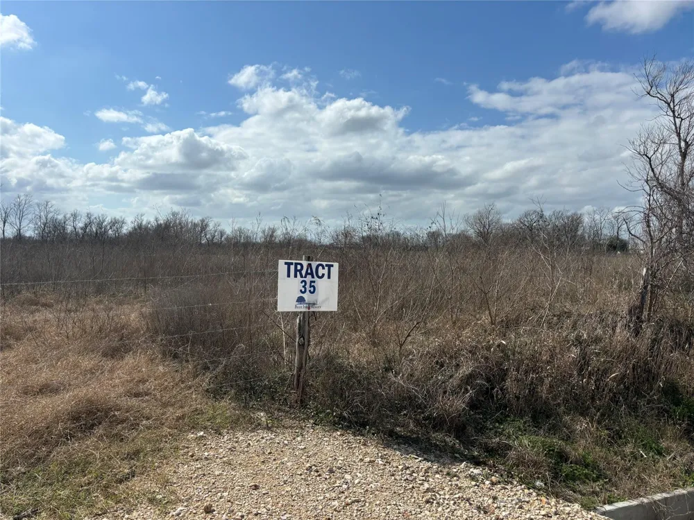 35 Hughes Rd Guy, TX 77444