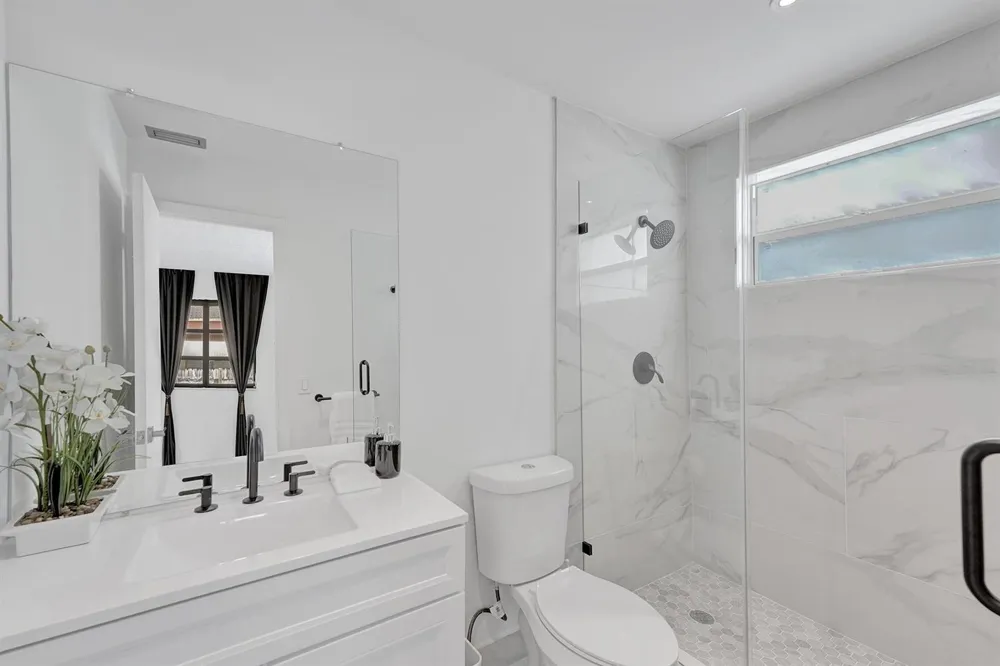 1115 NE 1st Court #B Hallandale Beach, FL 33009
