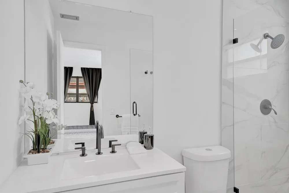 1115 NE 1st Court #B Hallandale Beach, FL 33009