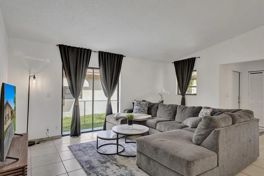 1115 NE 1st Court #B Hallandale Beach, FL 33009
