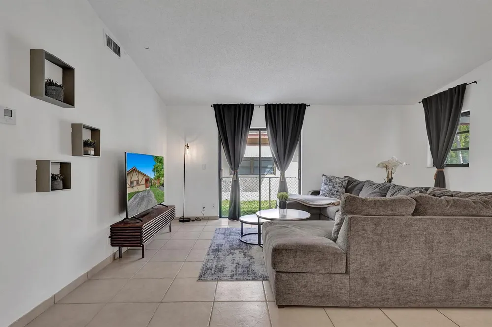1115 NE 1st Court #B Hallandale Beach, FL 33009