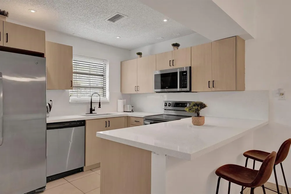 1115 NE 1st Court #B Hallandale Beach, FL 33009