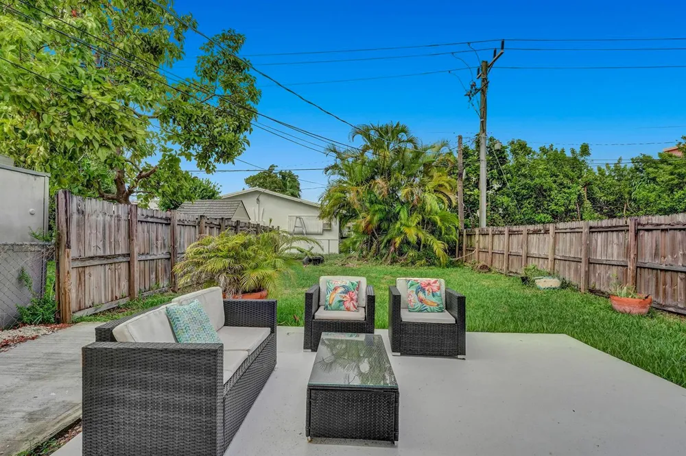 1115 NE 1st Court #B Hallandale Beach, FL 33009