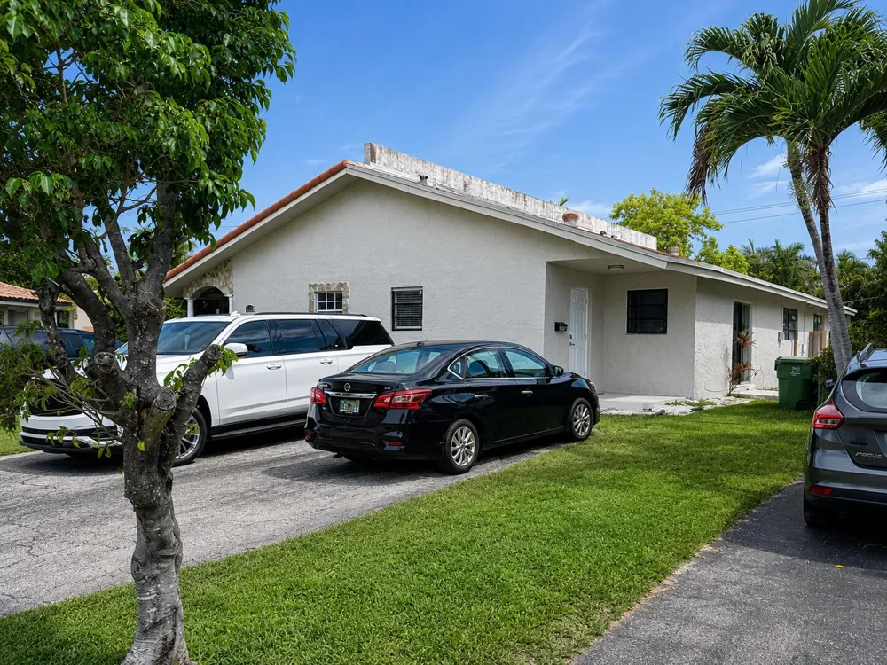 1115 NE 1st Court #B Hallandale Beach, FL 33009