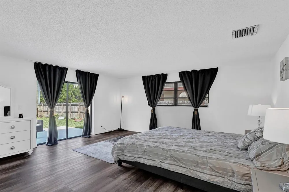 1115 NE 1st Court #B Hallandale Beach, FL 33009