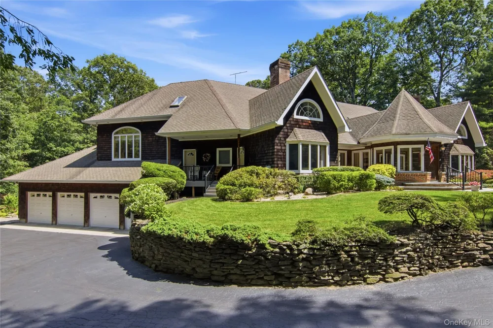 55 Meadow Glen Road Northport, NY 11768