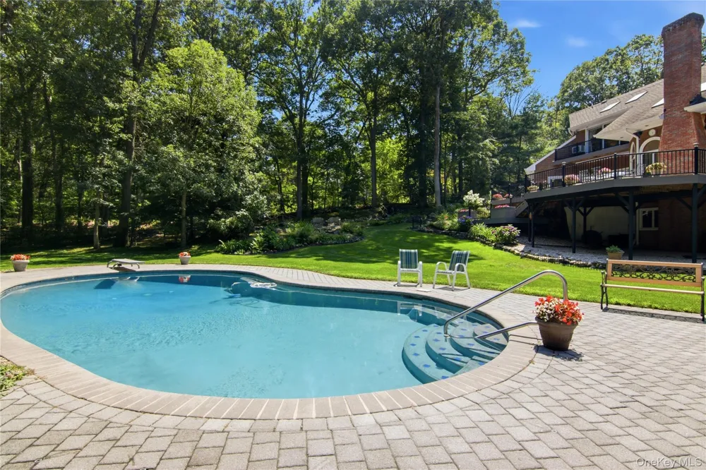 55 Meadow Glen Road Northport, NY 11768