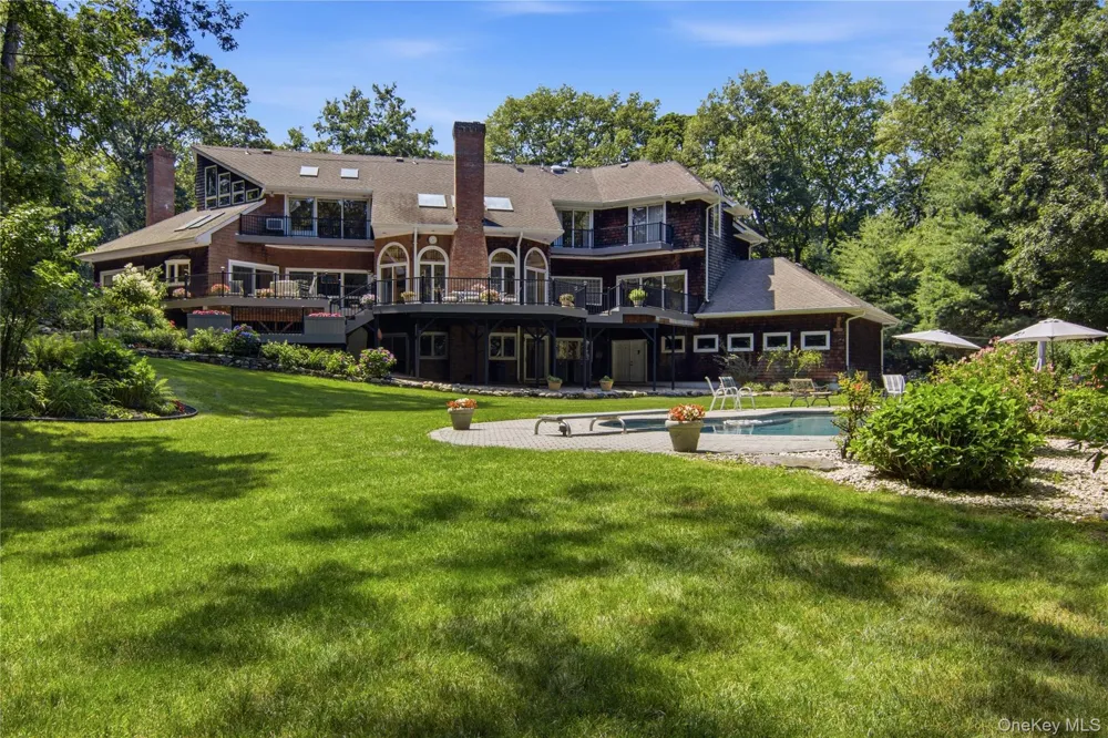 55 Meadow Glen Road Northport, NY 11768