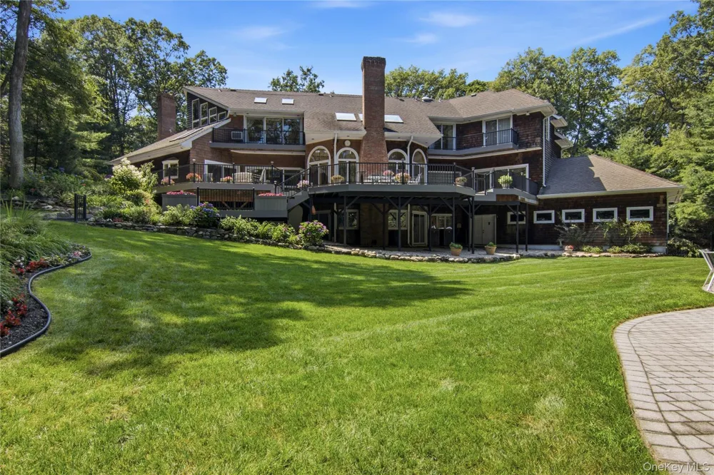 55 Meadow Glen Road Northport, NY 11768