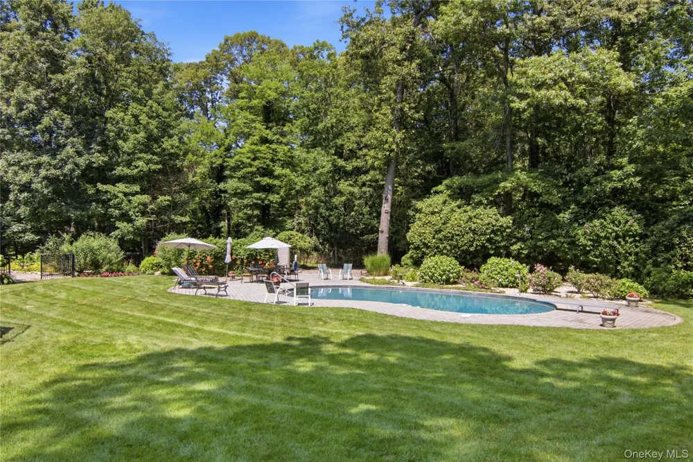 55 Meadow Glen Road Northport, NY 11768