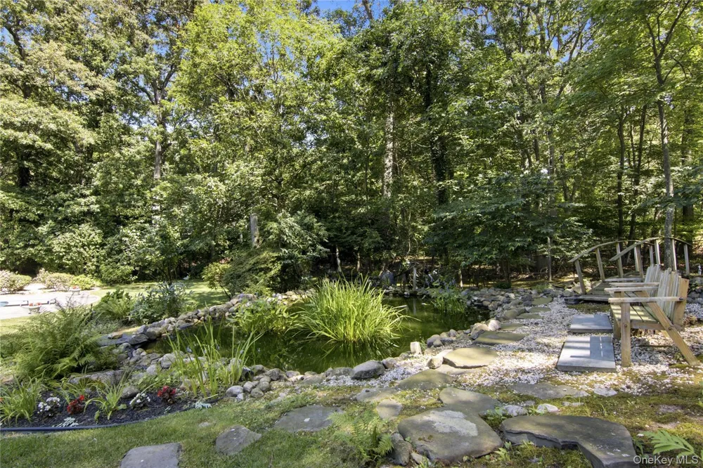 55 Meadow Glen Road Northport, NY 11768
