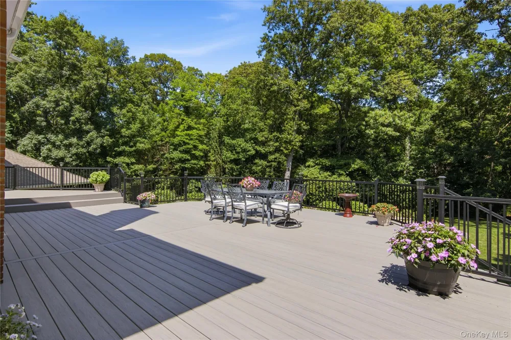 55 Meadow Glen Road Northport, NY 11768
