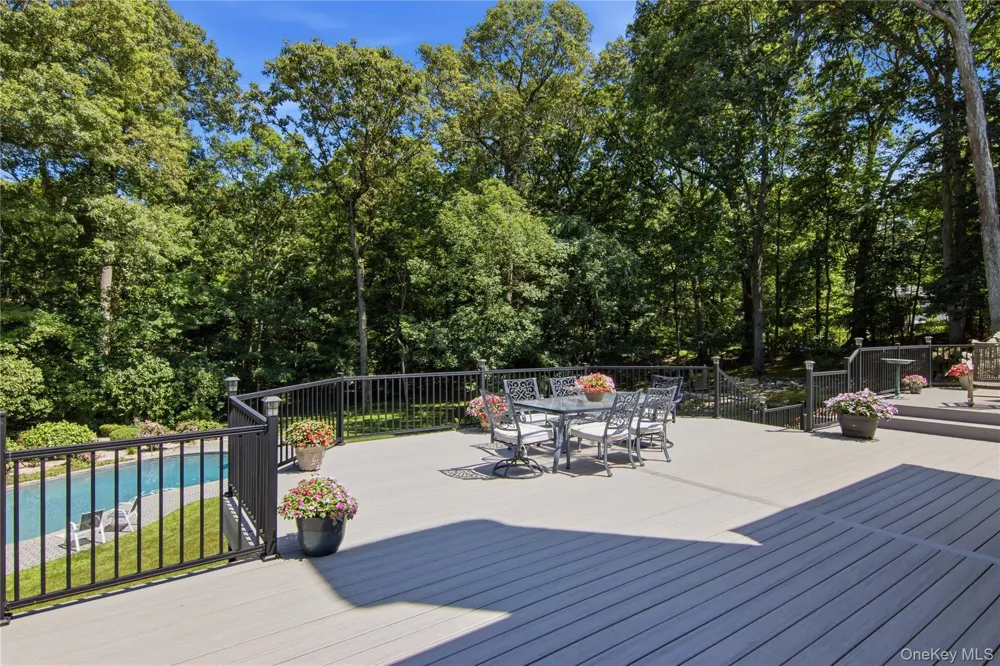 55 Meadow Glen Road Northport, NY 11768