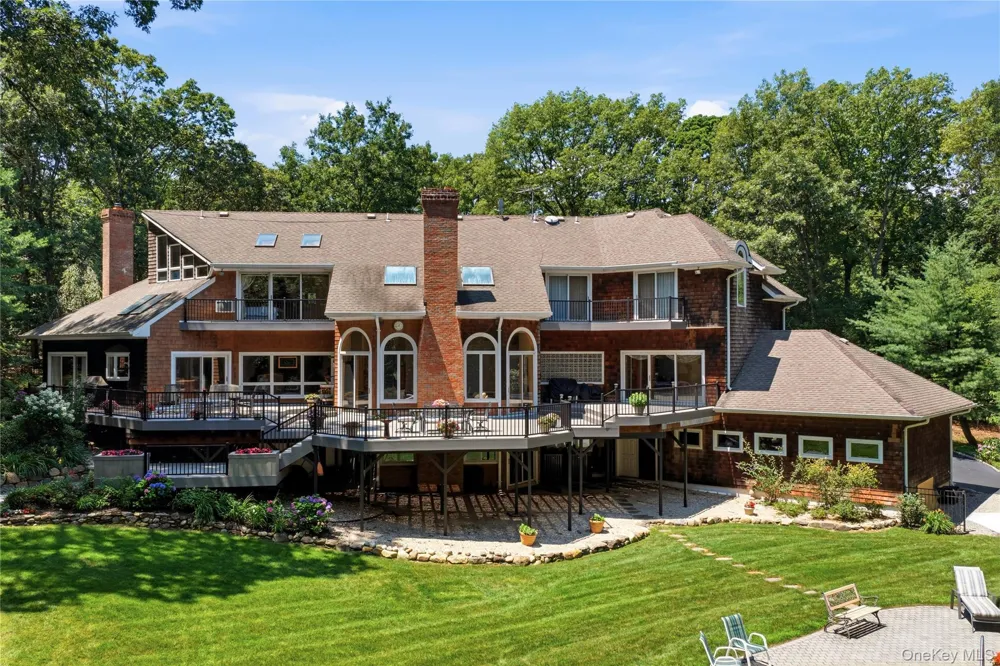 55 Meadow Glen Road Northport, NY 11768