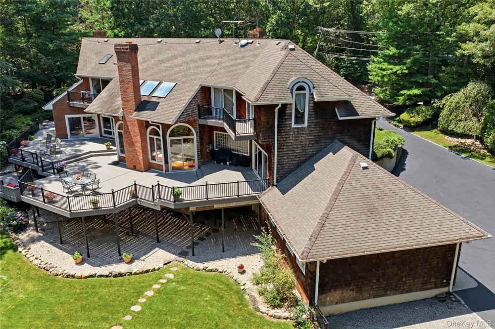 55 Meadow Glen Road Northport, NY 11768