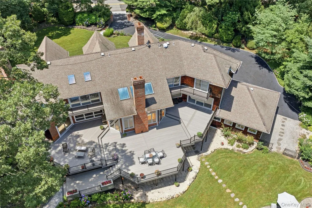 55 Meadow Glen Road Northport, NY 11768