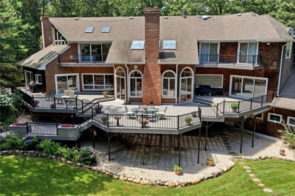 55 Meadow Glen Road Northport, NY 11768