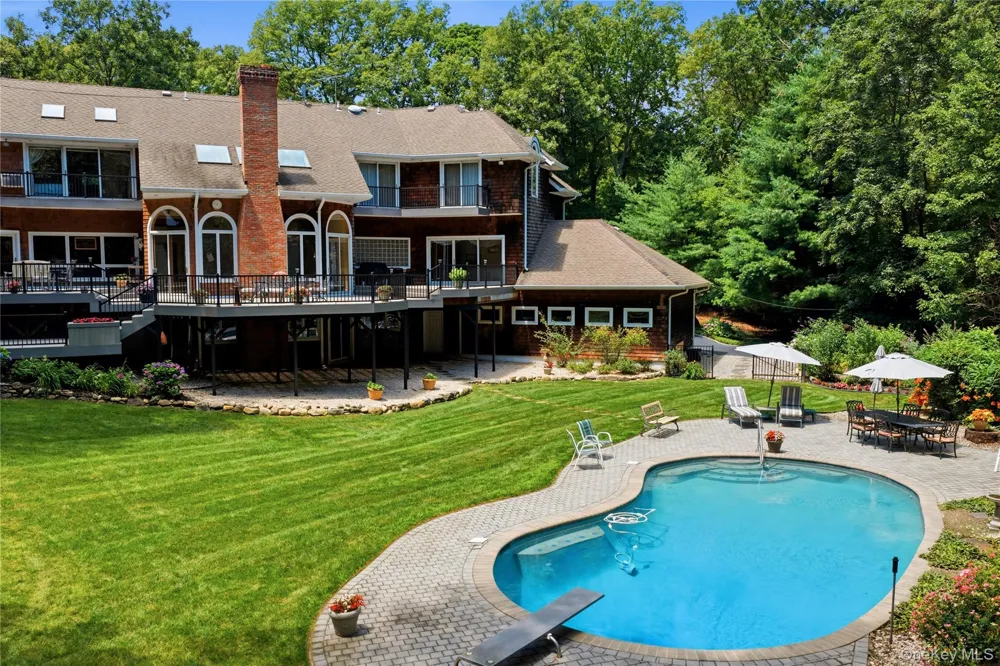 55 Meadow Glen Road Northport, NY 11768