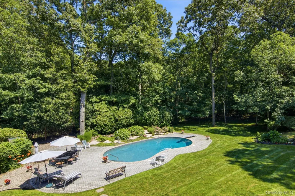 55 Meadow Glen Road Northport, NY 11768