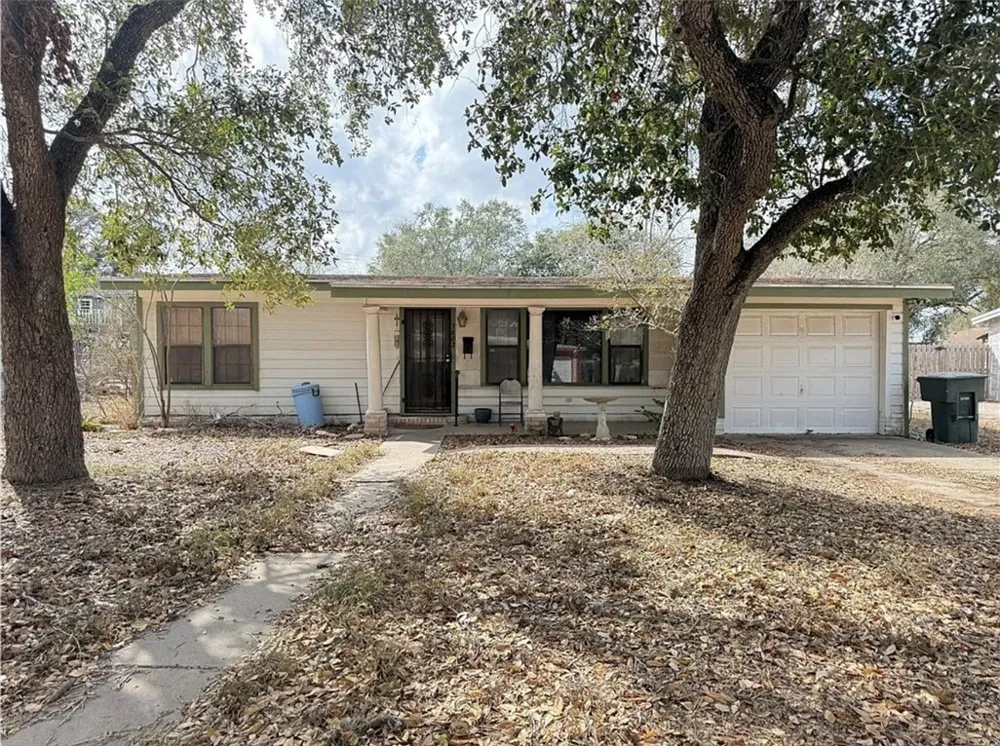 1603 Pena Street Alice, TX 78332