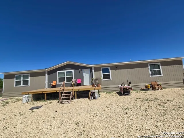 5581 FM 1986 La Pryor, TX 78872