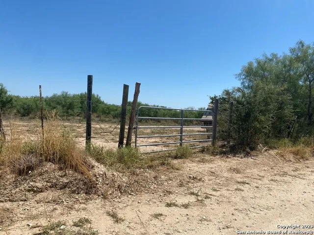 5581 FM 1986 La Pryor, TX 78872