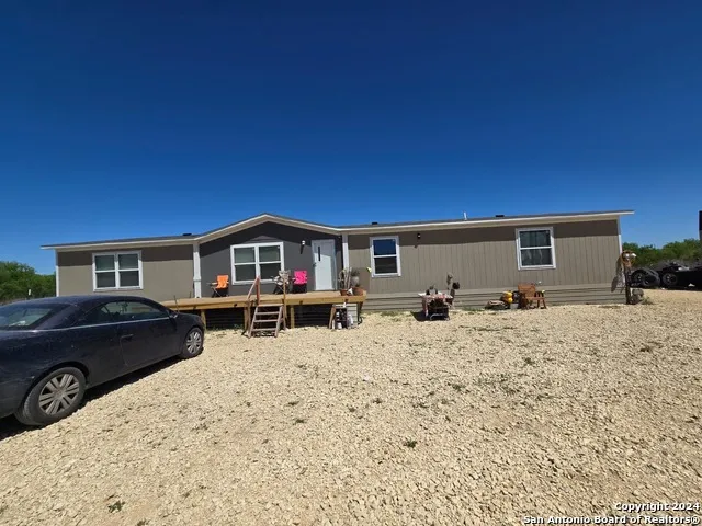 5581 FM 1986 La Pryor, TX 78872