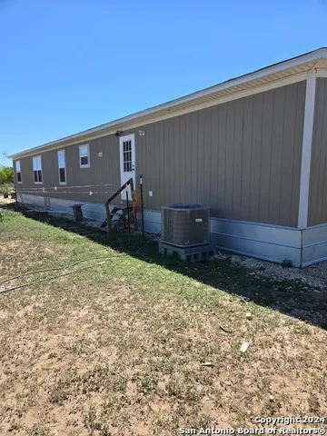 5581 FM 1986 La Pryor, TX 78872