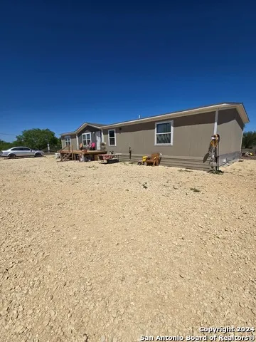 5581 FM 1986 La Pryor, TX 78872