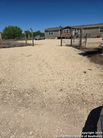 5581 FM 1986 La Pryor, TX 78872